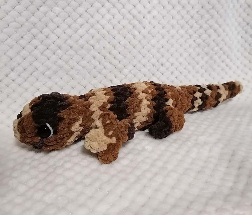 Lézard marron chiné
